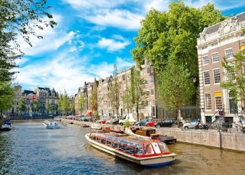 Why a boat tour is the most relaxing way to discover Amsterdam